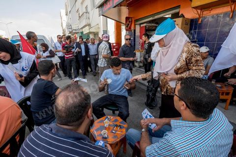 20 ocotbre 2014 : Ali Larayedh, candidat en tête de liste du parti islamiste Ennahdha sur Tunis 1, en campagne pour les élections legislatives du 26 octobre 2014 dans le quartier populaire de Hrairia dans la banlieue ouest de Tunis. 