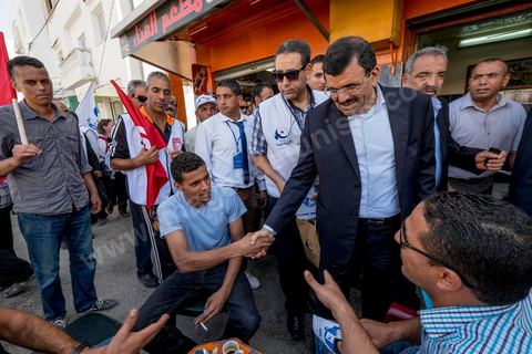20 ocotbre 2014 : Ali Larayedh, candidat en tête de liste du parti islamiste Ennahdha sur Tunis 1, en campagne pour les élections legislatives du 26 octobre 2014 dans le quartier populaire de Hrairia dans la banlieue ouest de Tunis. 