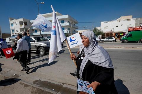 20 ocotbre 2014 : Ali Larayedh, candidat en tête de liste du parti islamiste Ennahdha sur Tunis 1, en campagne pour les élections legislatives du 26 octobre 2014 dans le quartier populaire de Hrairia dans la banlieue ouest de Tunis. 