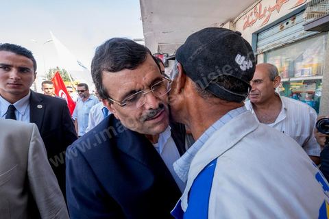 20 ocotbre 2014 : Ali Larayedh, candidat en tête de liste du parti islamiste Ennahdha sur Tunis 1, en campagne pour les élections legislatives du 26 octobre 2014 dans le quartier populaire de Hrairia dans la banlieue ouest de Tunis. 