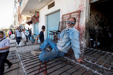 20 ocotbre 2014 : Ali Larayedh, candidat en tête de liste du parti islamiste Ennahdha sur Tunis 1, en campagne pour les élections legislatives du 26 octobre 2014 dans le quartier populaire de Hrairia dans la banlieue ouest de Tunis. 