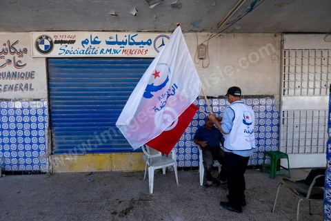 20 ocotbre 2014 : Ali Larayedh, candidat en tête de liste du parti islamiste Ennahdha sur Tunis 1, en campagne pour les élections legislatives du 26 octobre 2014 dans le quartier populaire de Hrairia dans la banlieue ouest de Tunis. 