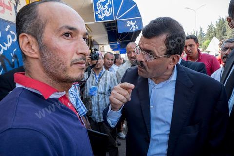 20 ocotbre 2014 : Ali Larayedh, candidat en tête de liste du parti islamiste Ennahdha sur Tunis 1, en campagne pour les élections legislatives du 26 octobre 2014 dans le quartier populaire de Hrairia dans la banlieue ouest de Tunis. 