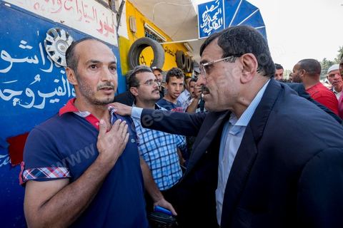 20 ocotbre 2014 : Ali Larayedh, candidat en tête de liste du parti islamiste Ennahdha sur Tunis 1, en campagne pour les élections legislatives du 26 octobre 2014 dans le quartier populaire de Hrairia dans la banlieue ouest de Tunis. 