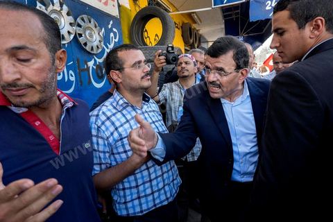 20 ocotbre 2014 : Ali Larayedh, candidat en tête de liste du parti islamiste Ennahdha sur Tunis 1, en campagne pour les élections legislatives du 26 octobre 2014 dans le quartier populaire de Hrairia dans la banlieue ouest de Tunis. 