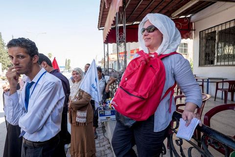 20 ocotbre 2014 : Ali Larayedh, candidat en tête de liste du parti islamiste Ennahdha sur Tunis 1, en campagne pour les élections legislatives du 26 octobre 2014 dans le quartier populaire de Hrairia dans la banlieue ouest de Tunis. 