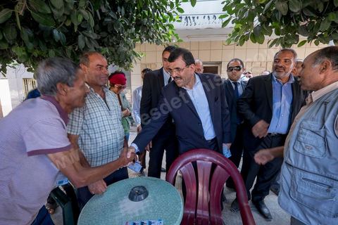 20 ocotbre 2014 : Ali Larayedh, candidat en tête de liste du parti islamiste Ennahdha sur Tunis 1, en campagne pour les élections legislatives du 26 octobre 2014 dans le quartier populaire de Hrairia dans la banlieue ouest de Tunis. 