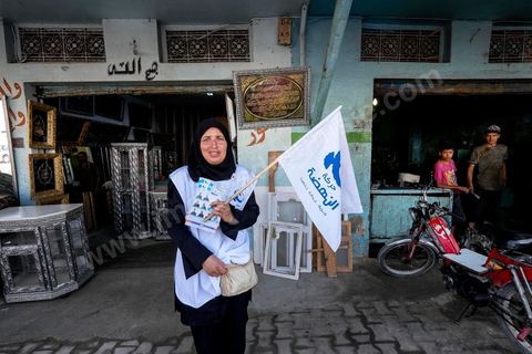 20 ocotbre 2014 : Ali Larayedh, candidat en tête de liste du parti islamiste Ennahdha sur Tunis 1, en campagne pour les élections legislatives du 26 octobre 2014 dans le quartier populaire de Hrairia dans la banlieue ouest de Tunis. 