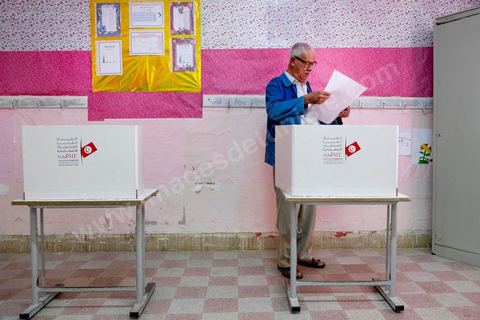 26 octobre 2014 : jour de vote pour les élections législatives, présence plus faible qu'en 2011, avec seulement 3 millions de votant contre 4 en 2011. Cette année l'élection  des 217 députés ouvre une nouvelle étape politque en Tunisie pour une durée de 5 ans. Dans les bureaux de vote l'atmosphère de fête de 2011 n'y est pas, les électeurs sont perdus dans une classe politique tunisienne très décousue où les affrontements politiques des 3 derniers années ont déçu les tunisiens.