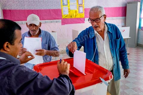 26 octobre 2014 : jour de vote pour les élections législatives, présence plus faible qu'en 2011, avec seulement 3 millions de votant contre 4 en 2011. Cette année l'élection  des 217 députés ouvre une nouvelle étape politque en Tunisie pour une durée de 5 ans. Dans les bureaux de vote l'atmosphère de fête de 2011 n'y est pas, les électeurs sont perdus dans une classe politique tunisienne très décousue où les affrontements politiques des 3 derniers années ont déçu les tunisiens.