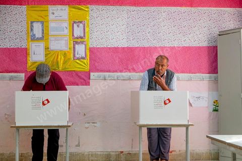 26 octobre 2014 : jour de vote pour les élections législatives, présence plus faible qu'en 2011, avec seulement 3 millions de votant contre 4 en 2011. Cette année l'élection  des 217 députés ouvre une nouvelle étape politque en Tunisie pour une durée de 5 ans. Dans les bureaux de vote l'atmosphère de fête de 2011 n'y est pas, les électeurs sont perdus dans une classe politique tunisienne très décousue où les affrontements politiques des 3 derniers années ont déçu les tunisiens.