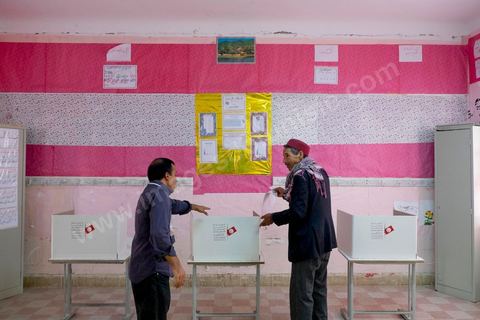 26 octobre 2014 : jour de vote pour les élections législatives, présence plus faible qu'en 2011, avec seulement 3 millions de votant contre 4 en 2011. Cette année l'élection  des 217 députés ouvre une nouvelle étape politque en Tunisie pour une durée de 5 ans. Dans les bureaux de vote l'atmosphère de fête de 2011 n'y est pas, les électeurs sont perdus dans une classe politique tunisienne très décousue où les affrontements politiques des 3 derniers années ont déçu les tunisiens.