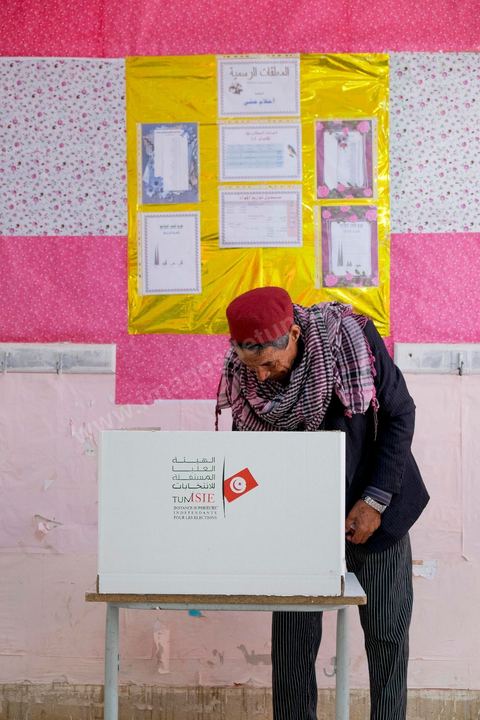 26 octobre 2014 : jour de vote pour les élections législatives, présence plus faible qu'en 2011, avec seulement 3 millions de votant contre 4 en 2011. Cette année l'élection  des 217 députés ouvre une nouvelle étape politque en Tunisie pour une durée de 5 ans. Dans les bureaux de vote l'atmosphère de fête de 2011 n'y est pas, les électeurs sont perdus dans une classe politique tunisienne très décousue où les affrontements politiques des 3 derniers années ont déçu les tunisiens.