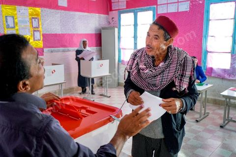 26 octobre 2014 : jour de vote pour les élections législatives, présence plus faible qu'en 2011, avec seulement 3 millions de votant contre 4 en 2011. Cette année l'élection  des 217 députés ouvre une nouvelle étape politque en Tunisie pour une durée de 5 ans. Dans les bureaux de vote l'atmosphère de fête de 2011 n'y est pas, les électeurs sont perdus dans une classe politique tunisienne très décousue où les affrontements politiques des 3 derniers années ont déçu les tunisiens.