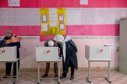 26 octobre 2014 : jour de vote pour les élections législatives, présence plus faible qu'en 2011, avec seulement 3 millions de votant contre 4 en 2011. Cette année l'élection  des 217 députés ouvre une nouvelle étape politque en Tunisie pour une durée de 5 ans. Dans les bureaux de vote l'atmosphère de fête de 2011 n'y est pas, les électeurs sont perdus dans une classe politique tunisienne très décousue où les affrontements politiques des 3 derniers années ont déçu les tunisiens.