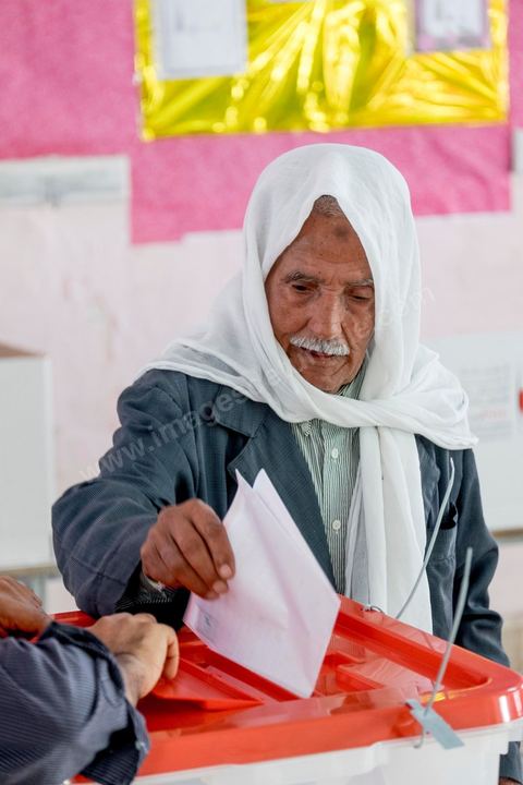 26 octobre 2014 : jour de vote pour les élections législatives, présence plus faible qu'en 2011, avec seulement 3 millions de votant contre 4 en 2011. Cette année l'élection  des 217 députés ouvre une nouvelle étape politque en Tunisie pour une durée de 5 ans. Dans les bureaux de vote l'atmosphère de fête de 2011 n'y est pas, les électeurs sont perdus dans une classe politique tunisienne très décousue où les affrontements politiques des 3 derniers années ont déçu les tunisiens.