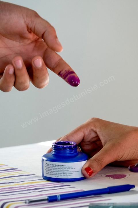 26 octobre 2014 : jour de vote pour les élections législatives, présence plus faible qu'en 2011, avec seulement 3 millions de votant contre 4 en 2011. Cette année l'élection  des 217 députés ouvre une nouvelle étape politque en Tunisie pour une durée de 5 ans. Dans les bureaux de vote l'atmosphère de fête de 2011 n'y est pas, les électeurs sont perdus dans une classe politique tunisienne très décousue où les affrontements politiques des 3 derniers années ont déçu les tunisiens.