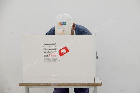 26 octobre 2014 : jour de vote pour les élections législatives, présence plus faible qu'en 2011, avec seulement 3 millions de votant contre 4 en 2011. Cette année l'élection  des 217 députés ouvre une nouvelle étape politque en Tunisie pour une durée de 5 ans. Dans les bureaux de vote l'atmosphère de fête de 2011 n'y est pas, les électeurs sont perdus dans une classe politique tunisienne très décousue où les affrontements politiques des 3 derniers années ont déçu les tunisiens.