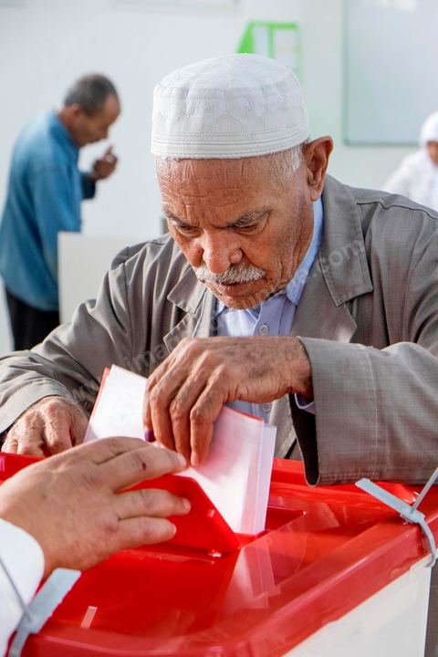 26 octobre 2014 : jour de vote pour les élections législatives, présence plus faible qu'en 2011, avec seulement 3 millions de votant contre 4 en 2011. Cette année l'élection  des 217 députés ouvre une nouvelle étape politque en Tunisie pour une durée de 5 ans. Dans les bureaux de vote l'atmosphère de fête de 2011 n'y est pas, les électeurs sont perdus dans une classe politique tunisienne très décousue où les affrontements politiques des 3 derniers années ont déçu les tunisiens.