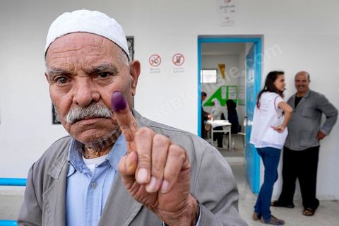 26 octobre 2014 : jour de vote pour les élections législatives, présence plus faible qu'en 2011, avec seulement 3 millions de votant contre 4 en 2011. Cette année l'élection  des 217 députés ouvre une nouvelle étape politque en Tunisie pour une durée de 5 ans. Dans les bureaux de vote l'atmosphère de fête de 2011 n'y est pas, les électeurs sont perdus dans une classe politique tunisienne très décousue où les affrontements politiques des 3 derniers années ont déçu les tunisiens.