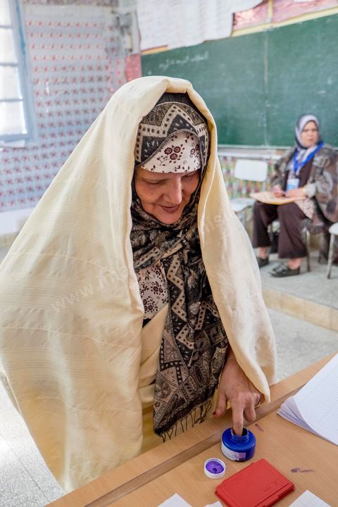 26 octobre 2014 : jour de vote pour les élections législatives, présence plus faible qu'en 2011, avec seulement 3 millions de votant contre 4 en 2011. Cette année l'élection  des 217 députés ouvre une nouvelle étape politque en Tunisie pour une durée de 5 ans. Dans les bureaux de vote l'atmosphère de fête de 2011 n'y est pas, les électeurs sont perdus dans une classe politique tunisienne très décousue où les affrontements politiques des 3 derniers années ont déçu les tunisiens.
