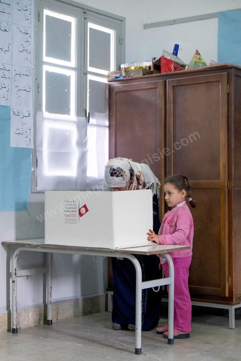 26 octobre 2014 : jour de vote pour les élections législatives, présence plus faible qu'en 2011, avec seulement 3 millions de votant contre 4 en 2011. Cette année l'élection  des 217 députés ouvre une nouvelle étape politque en Tunisie pour une durée de 5 ans. Dans les bureaux de vote l'atmosphère de fête de 2011 n'y est pas, les électeurs sont perdus dans une classe politique tunisienne très décousue où les affrontements politiques des 3 derniers années ont déçu les tunisiens.