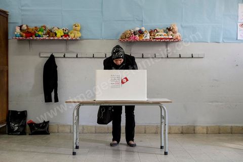 26 octobre 2014 : jour de vote pour les élections législatives, présence plus faible qu'en 2011, avec seulement 3 millions de votant contre 4 en 2011. Cette année l'élection  des 217 députés ouvre une nouvelle étape politque en Tunisie pour une durée de 5 ans. Dans les bureaux de vote l'atmosphère de fête de 2011 n'y est pas, les électeurs sont perdus dans une classe politique tunisienne très décousue où les affrontements politiques des 3 derniers années ont déçu les tunisiens.