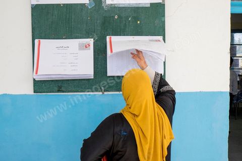 26 octobre 2014 : jour de vote pour les élections législatives, présence plus faible qu'en 2011, avec seulement 3 millions de votant contre 4 en 2011. Cette année l'élection  des 217 députés ouvre une nouvelle étape politque en Tunisie pour une durée de 5 ans. Dans les bureaux de vote l'atmosphère de fête de 2011 n'y est pas, les électeurs sont perdus dans une classe politique tunisienne très décousue où les affrontements politiques des 3 derniers années ont déçu les tunisiens.