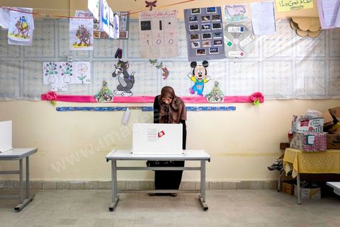 26 octobre 2014 : jour de vote pour les élections législatives, présence plus faible qu'en 2011, avec seulement 3 millions de votant contre 4 en 2011. Cette année l'élection  des 217 députés ouvre une nouvelle étape politque en Tunisie pour une durée de 5 ans. Dans les bureaux de vote l'atmosphère de fête de 2011 n'y est pas, les électeurs sont perdus dans une classe politique tunisienne très décousue où les affrontements politiques des 3 derniers années ont déçu les tunisiens.