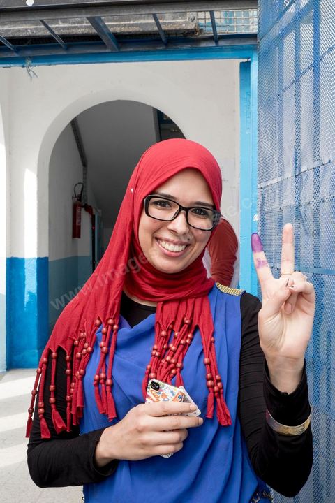 26 octobre 2014 : jour de vote pour les élections législatives, présence plus faible qu'en 2011, avec seulement 3 millions de votant contre 4 en 2011. Cette année l'élection  des 217 députés ouvre une nouvelle étape politque en Tunisie pour une durée de 5 ans. Dans les bureaux de vote l'atmosphère de fête de 2011 n'y est pas, les électeurs sont perdus dans une classe politique tunisienne très décousue où les affrontements politiques des 3 derniers années ont déçu les tunisiens.
