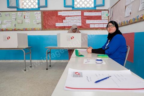 26 octobre 2014 : jour de vote pour les élections législatives, présence plus faible qu'en 2011, avec seulement 3 millions de votant contre 4 en 2011. Cette année l'élection  des 217 députés ouvre une nouvelle étape politque en Tunisie pour une durée de 5 ans. Dans les bureaux de vote l'atmosphère de fête de 2011 n'y est pas, les électeurs sont perdus dans une classe politique tunisienne très décousue où les affrontements politiques des 3 derniers années ont déçu les tunisiens.