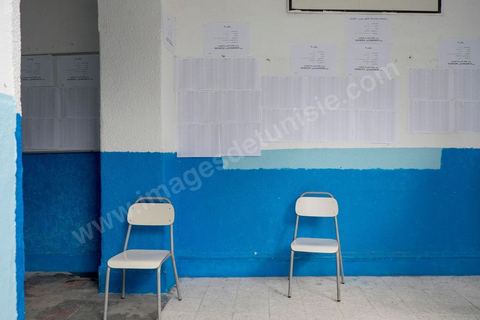 26 octobre 2014 : jour de vote pour les élections législatives, présence plus faible qu'en 2011, avec seulement 3 millions de votant contre 4 en 2011. Cette année l'élection  des 217 députés ouvre une nouvelle étape politque en Tunisie pour une durée de 5 ans. Dans les bureaux de vote l'atmosphère de fête de 2011 n'y est pas, les électeurs sont perdus dans une classe politique tunisienne très décousue où les affrontements politiques des 3 derniers années ont déçu les tunisiens.