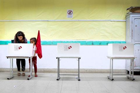 26 octobre 2014 : jour de vote pour les élections législatives, présence plus faible qu'en 2011, avec seulement 3 millions de votant contre 4 en 2011. Cette année l'élection  des 217 députés ouvre une nouvelle étape politque en Tunisie pour une durée de 5 ans. Dans les bureaux de vote l'atmosphère de fête de 2011 n'y est pas, les électeurs sont perdus dans une classe politique tunisienne très décousue où les affrontements politiques des 3 derniers années ont déçu les tunisiens.