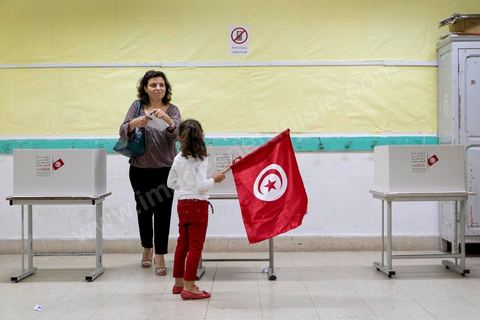 26 octobre 2014 : jour de vote pour les élections législatives, présence plus faible qu'en 2011, avec seulement 3 millions de votant contre 4 en 2011. Cette année l'élection  des 217 députés ouvre une nouvelle étape politque en Tunisie pour une durée de 5 ans. Dans les bureaux de vote l'atmosphère de fête de 2011 n'y est pas, les électeurs sont perdus dans une classe politique tunisienne très décousue où les affrontements politiques des 3 derniers années ont déçu les tunisiens.