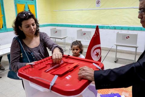 26 octobre 2014 : jour de vote pour les élections législatives, présence plus faible qu'en 2011, avec seulement 3 millions de votant contre 4 en 2011. Cette année l'élection  des 217 députés ouvre une nouvelle étape politque en Tunisie pour une durée de 5 ans. Dans les bureaux de vote l'atmosphère de fête de 2011 n'y est pas, les électeurs sont perdus dans une classe politique tunisienne très décousue où les affrontements politiques des 3 derniers années ont déçu les tunisiens.