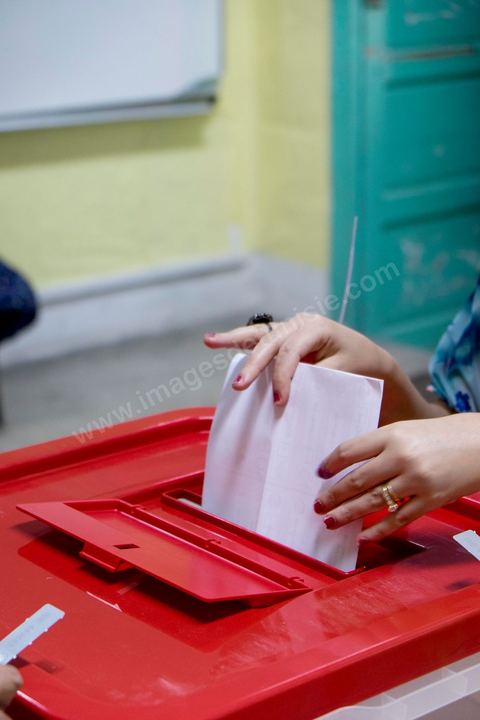 26 octobre 2014 : jour de vote pour les élections législatives, présence plus faible qu'en 2011, avec seulement 3 millions de votant contre 4 en 2011. Cette année l'élection  des 217 députés ouvre une nouvelle étape politque en Tunisie pour une durée de 5 ans. Dans les bureaux de vote l'atmosphère de fête de 2011 n'y est pas, les électeurs sont perdus dans une classe politique tunisienne très décousue où les affrontements politiques des 3 derniers années ont déçu les tunisiens.
