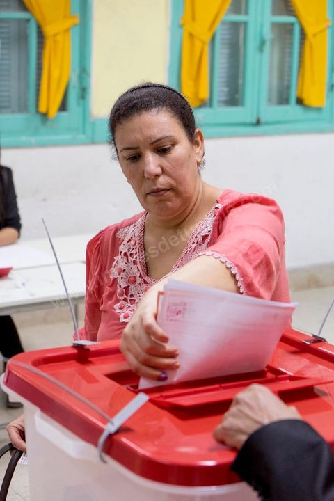 26 octobre 2014 : jour de vote pour les élections législatives, présence plus faible qu'en 2011, avec seulement 3 millions de votant contre 4 en 2011. Cette année l'élection  des 217 députés ouvre une nouvelle étape politque en Tunisie pour une durée de 5 ans. Dans les bureaux de vote l'atmosphère de fête de 2011 n'y est pas, les électeurs sont perdus dans une classe politique tunisienne très décousue où les affrontements politiques des 3 derniers années ont déçu les tunisiens.