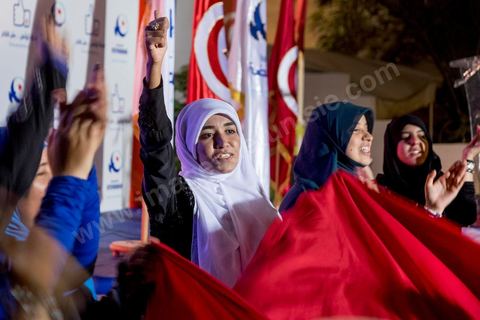 26 octobre 2014 : Jusqu'au milieu de la nuit, les partisans d'Ennahdha, le parti islamique vainqueur des élections de 2011, continue à espérer et fêter devant le siège du parti une victoire qui leur échappe au fil des heures. soirée électorale dans les deux partis en tête les destouriens, Nidaa Tounes et les islamistes, Ennahdha