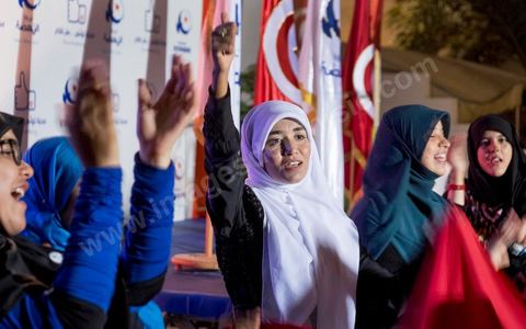 26 octobre 2014 : Jusqu'au milieu de la nuit, les partisans d'Ennahdha, le parti islamique vainqueur des élections de 2011, continue à espérer et fêter devant le siège du parti une victoire qui leur échappe au fil des heures. soirée électorale dans les deux partis en tête les destouriens, Nidaa Tounes et les islamistes, Ennahdha
