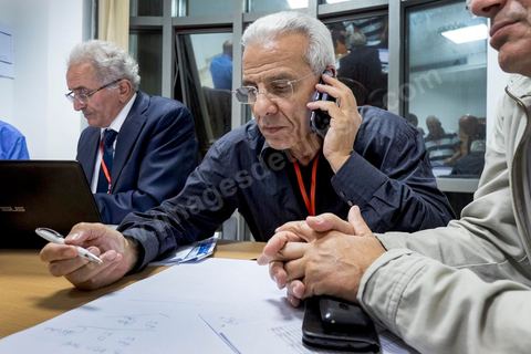 26 octobre 2014 : toute la nuit le QG de campagne du parti destourien Nidaa Tounes, vainqueur des élections, est en pleine efferverscence pour collecter les résultats des bureaux de vote du pays. soirée électorale dans les deux partis en tête les destouriens, Nidaa Tounes et les islamistes, Ennahdha