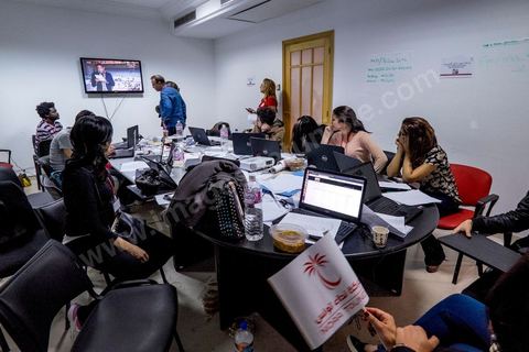 26 octobre 2014 : toute la nuit le QG de campagne du parti destourien Nidaa Tounes, vainqueur des élections, est en pleine efferverscence pour collecter les résultats des bureaux de vote du pays. soirée électorale dans les deux partis en tête les destouriens, Nidaa Tounes et les islamistes, Ennahdha