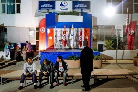 26 ocotbre 2014 : nuit de tension et d'angoisse dans l'attente des résultats devant le siège du parti islamique Ennhahda annoncé perdant dès les premières heures de la nuit. Les résultats officiels sont prèvus dans les deux jours.