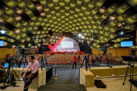 27 octobre 2014 : l'effrevescence commence au centre de presse de l'ISIE, située au Palais des Congrès de Tunis, où des centaines de journalistes nationaux et internationaux enchainent pour les jours à venir les conférences de presse qui donneront les résultats partiels circonscriptions par circonscriptions. Les résultats complets sont à prévoir dans les 48 à 72 h après les votes.