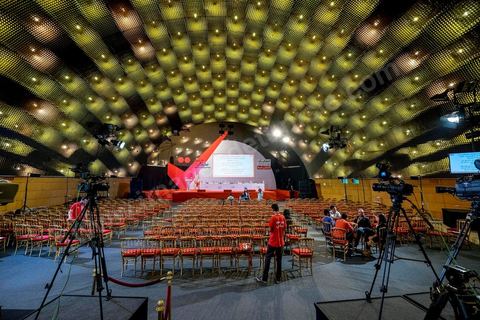 27 octobre 2014 : l'effervescence commence au centre de presse de l'ISIE, située au Palais des Congrès de Tunis, où des centaines de journalistes nationaux et internationaux enchainent pour les jours à venir les conférences de presse qui donneront les résultats partiels circonscriptions par circonscriptions. Les résultats complets sont à prévoir dans les 48 à 72 h après les votes.