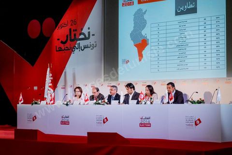 27 octobre 2014 : l'effervescence commence au centre de presse de l'ISIE, située au Palais des Congrès de Tunis, où des centaines de journalistes nationaux et internationaux enchainent pour les jours à venir les conférences de presse qui donneront les résultats partiels circonscriptions par circonscriptions. Les résultats complets sont à prévoir dans les 48 à 72 h après les votes.