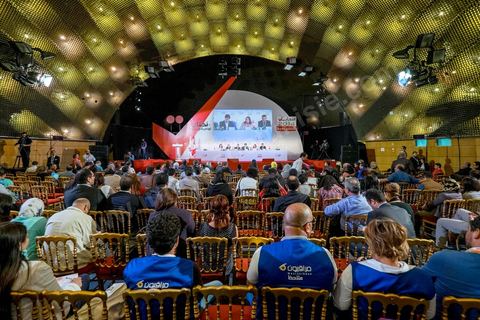 27 octobre 2014 : l'effervescence commence au centre de presse de l'ISIE, située au Palais des Congrès de Tunis, où des centaines de journalistes nationaux et internationaux enchainent pour les jours à venir les conférences de presse qui donneront les résultats partiels circonscriptions par circonscriptions. Les résultats complets sont à prévoir dans les 48 à 72 h après les votes.
