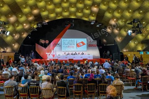 27 octobre 2014 : l'effrevescence commence au centre de presse de l'ISIE, située au Palais des Congrès de Tunis, où des centaines de journalistes nationaux et internationaux enchainent pour les jours à venir les conférences de presse qui donneront les résultats partiels circonscriptions par circonscriptions. Les résultats complets sont à prévoir dans les 48 à 72 h après les votes.