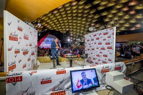 27 octobre 2014 : l'effrevescence commence au centre de presse de l'ISIE, située au Palais des Congrès de Tunis, où des centaines de journalistes nationaux et internationaux enchainent pour les jours à venir les conférences de presse qui donneront les résultats partiels circonscriptions par circonscriptions. Les résultats complets sont à prévoir dans les 48 à 72 h après les votes.