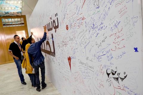 27 octobre 2014 : l'effrevescence commence au centre de presse de l'ISIE, située au Palais des Congrès de Tunis, où des centaines de journalistes nationaux et internationaux enchainent pour les jours à venir les conférences de presse qui donneront les résultats partiels circonscriptions par circonscriptions. Les résultats complets sont à prévoir dans les 48 à 72 h après les votes.