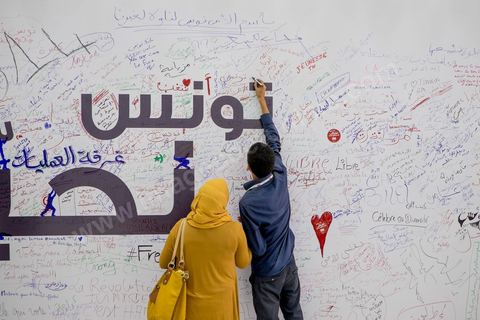 27 octobre 2014 : l'effrevescence commence au centre de presse de l'ISIE, située au Palais des Congrès de Tunis, où des centaines de journalistes nationaux et internationaux enchainent pour les jours à venir les conférences de presse qui donneront les résultats partiels circonscriptions par circonscriptions. Les résultats complets sont à prévoir dans les 48 à 72 h après les votes.
